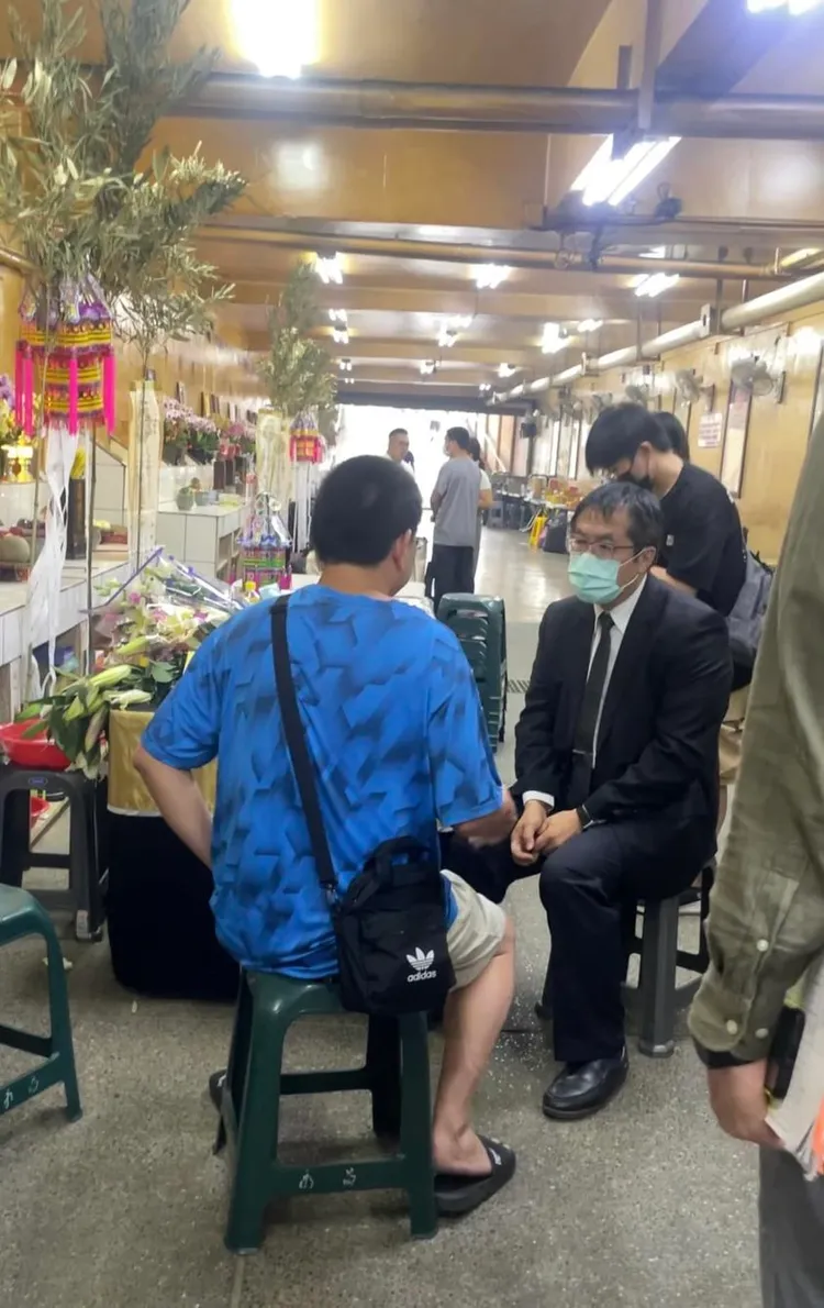 黃偉哲9日晚間前往女童靈堂致意。市府提供