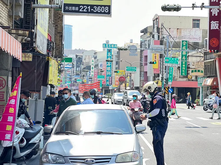 警方10日在案發路口大執法，20分鐘開出6張未禮讓行人罰單。警方提供