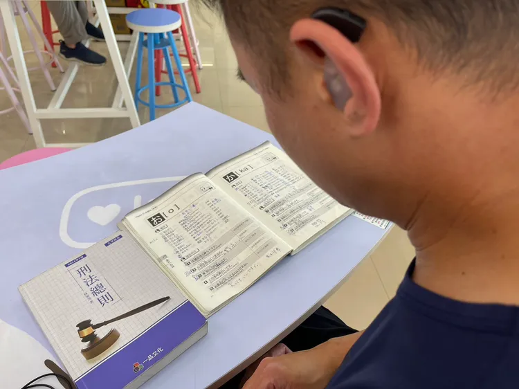 陳男除了苦念法律書籍，閒暇之餘也會充實日文。王煌忠攝