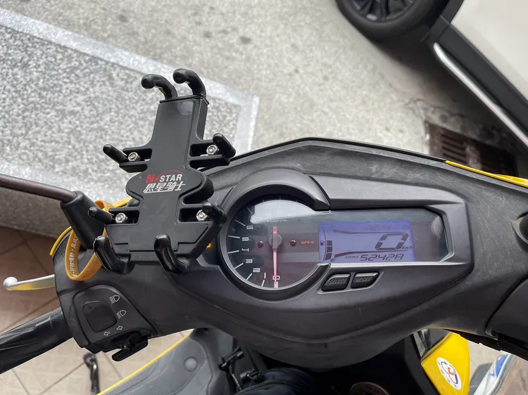 陳男機車手機架正好擋住方向燈指示燈，加上戴安全帽無法配戴助聽器，導致聽不到方向燈提示音。王煌忠攝