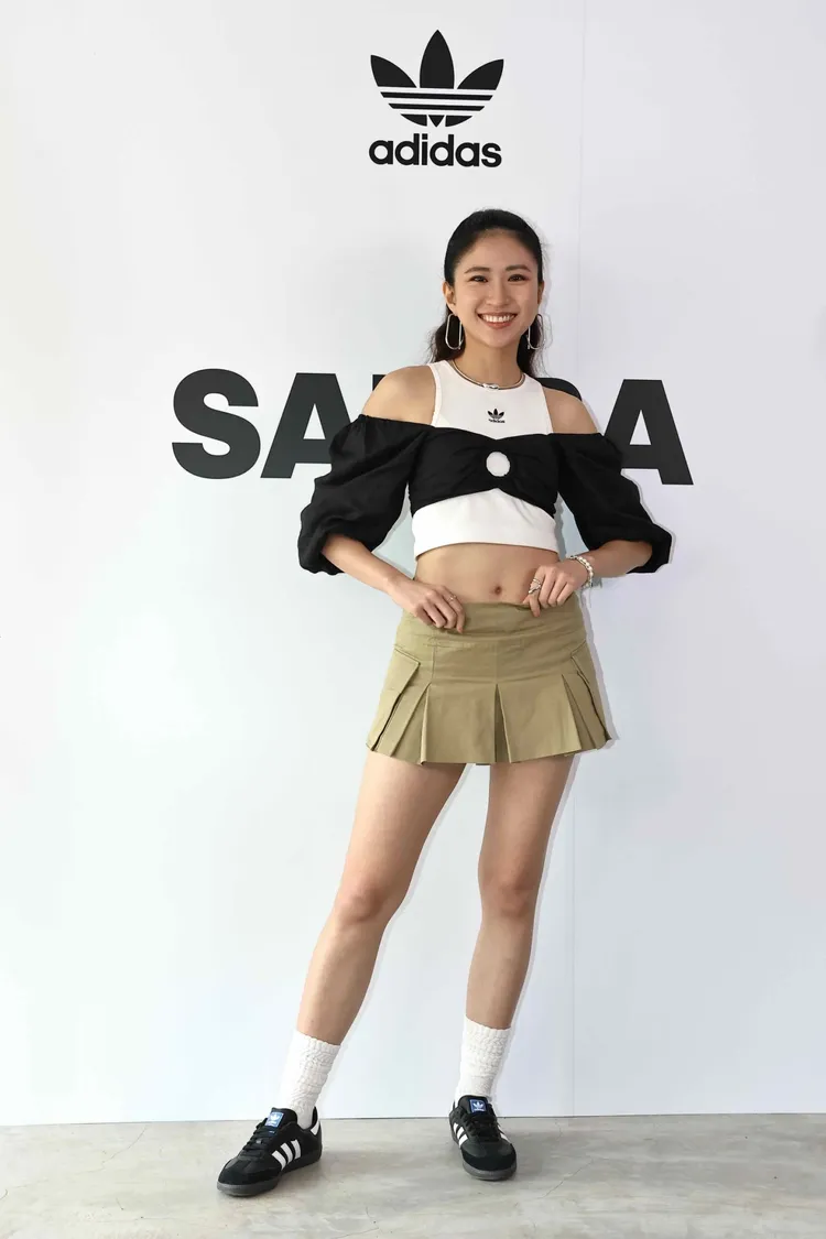 9m88今日的造型俏麗可愛，她認為Samba鞋跟她一樣很有「機動性」，很適合讓她跑跑跳跳。施昂強攝