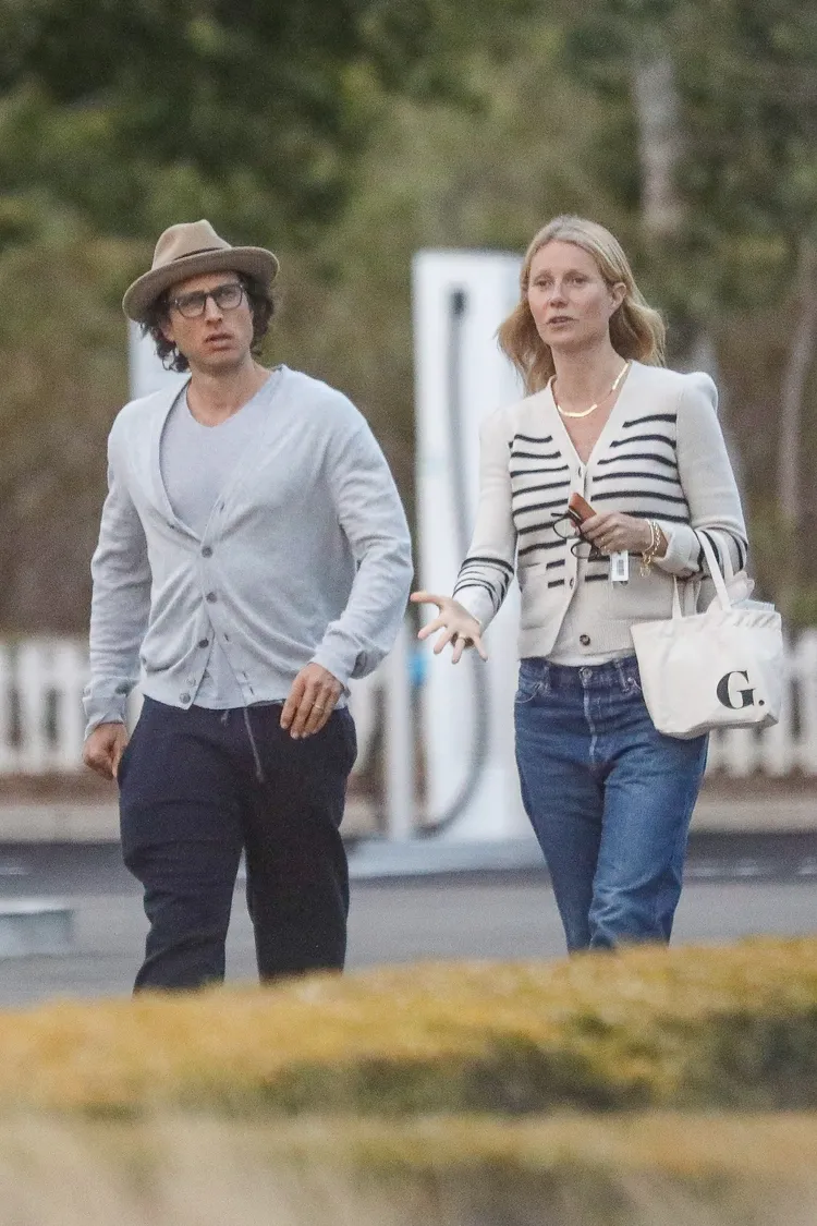 葛妮絲（右）與現任老公布萊德佛查克結婚5年，婚姻美滿。達志