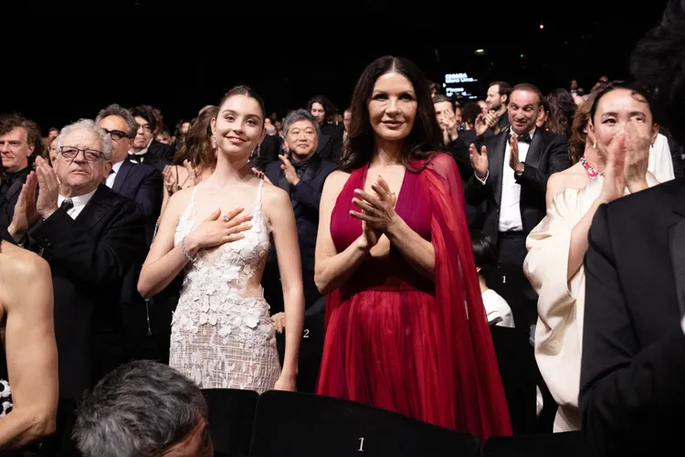 道格拉斯的老婆凱薩琳麗塔瓊斯（右）與女兒凱莉絲到場見證他的榮耀。達志