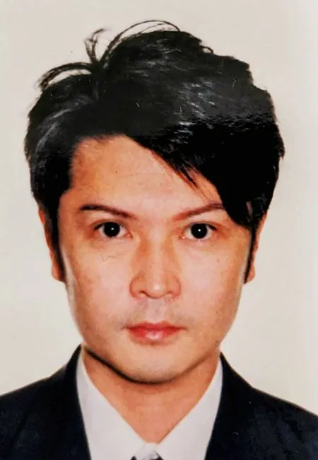 志賀泰伸20多歲時的模樣。翻攝《週刊文春》