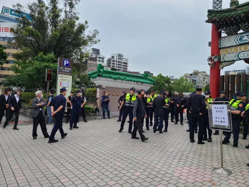 竹聯幫二把手告別式千名黑衣人送行 明仁、弘仁會乖了!北市警動員300人維安