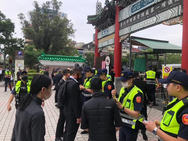 北市警進行蒐證，人員管制。翻攝畫面