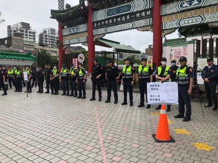北市警嚴防黑衣人滋事。翻攝畫面