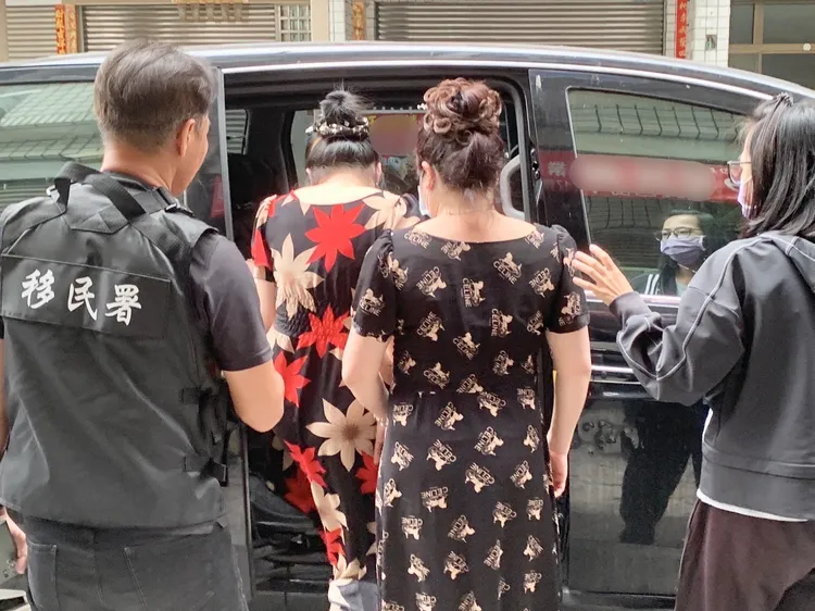 阮女與同鄉姐妹在髮廊工作，遭移民署高雄專勤隊查獲。讀者提供