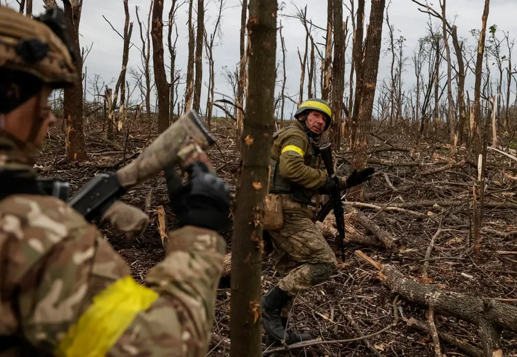 烏克蘭士兵11日在巴赫姆特附近的林間作戰。路透社