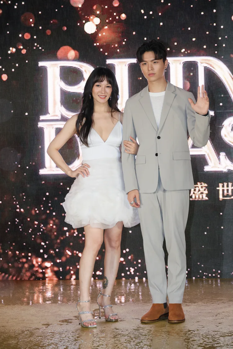 女星李杏（左）和同門師弟王碩瀚搭檔現身。鄭孟晃攝