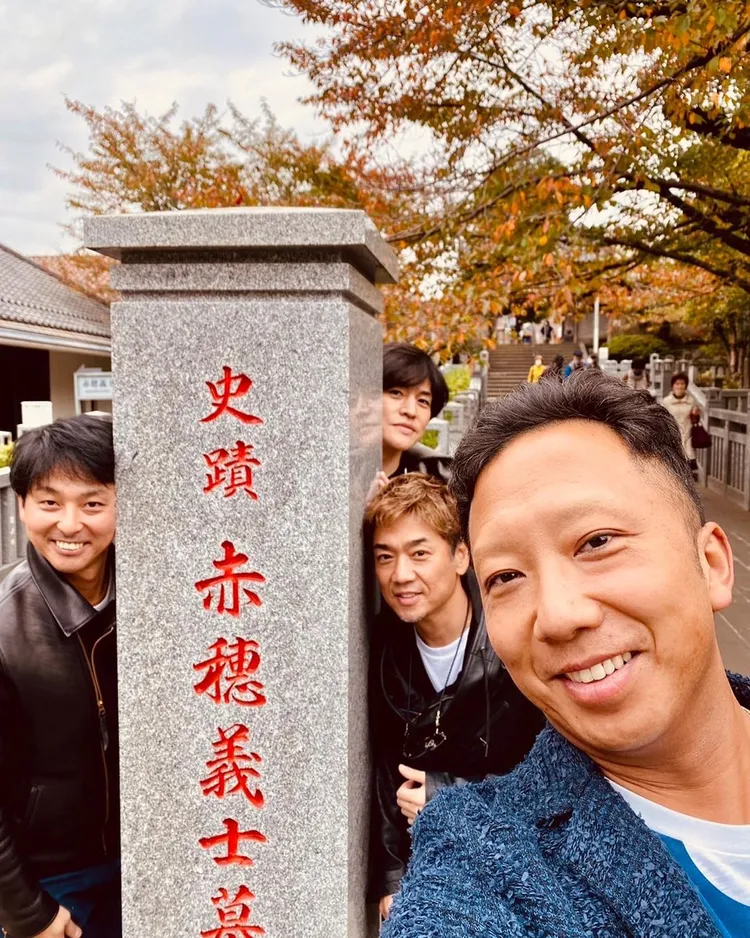 市川猿之助（右）和石橋正高（左）、其他演員友人一同出遊。翻攝石橋正高IG