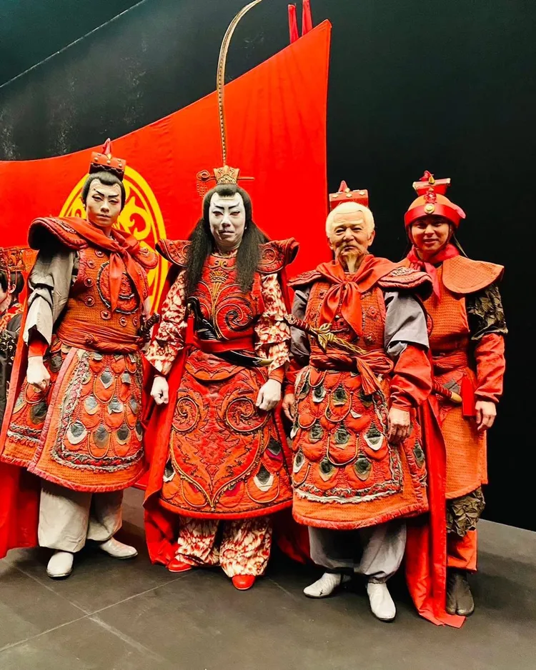 石橋正高（右起）與父親石橋正次，曾和市川猿之助、市川團子同台演出；網友推測石橋正高就是猿之助遺書提及的男密友。翻攝石橋正高IG