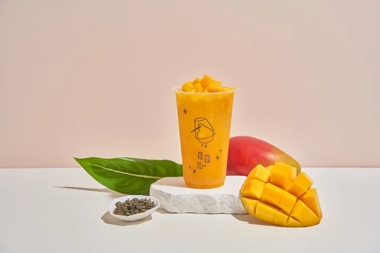 發發芒芒高山青選用高山青茶為基底，加入芒果果露與芒果丁，茶湯和果香交融的大人滋味。業者提供