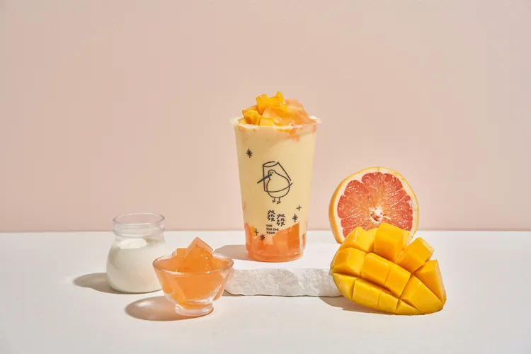 發發楊枝甘露優格以發發獨創葡萄柚寒天凍打底，加入芒果、奶香優格、厚椰奶，共舞完美比例。業者提供