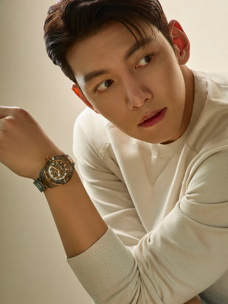 池昌旭接任RADO品牌大使的首波形象照，以紳士斯文樣搭配Captain Cook高科技陶瓷鏤空腕錶。品牌提供