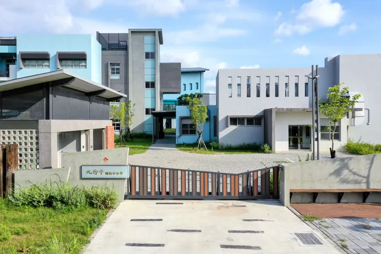 九份子國中小學已完工啟用，且立即已成為總量管制明星學區。泰嘉開發提供