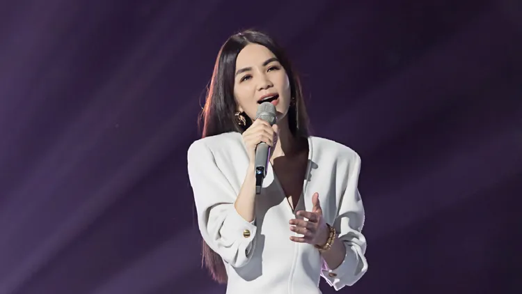 有臉書粉專認為，Ella的道歉文堪稱教科書等級。圖為Ella《乘風2023》初登場演唱《戀人未滿》，翻攝乘風2023微博