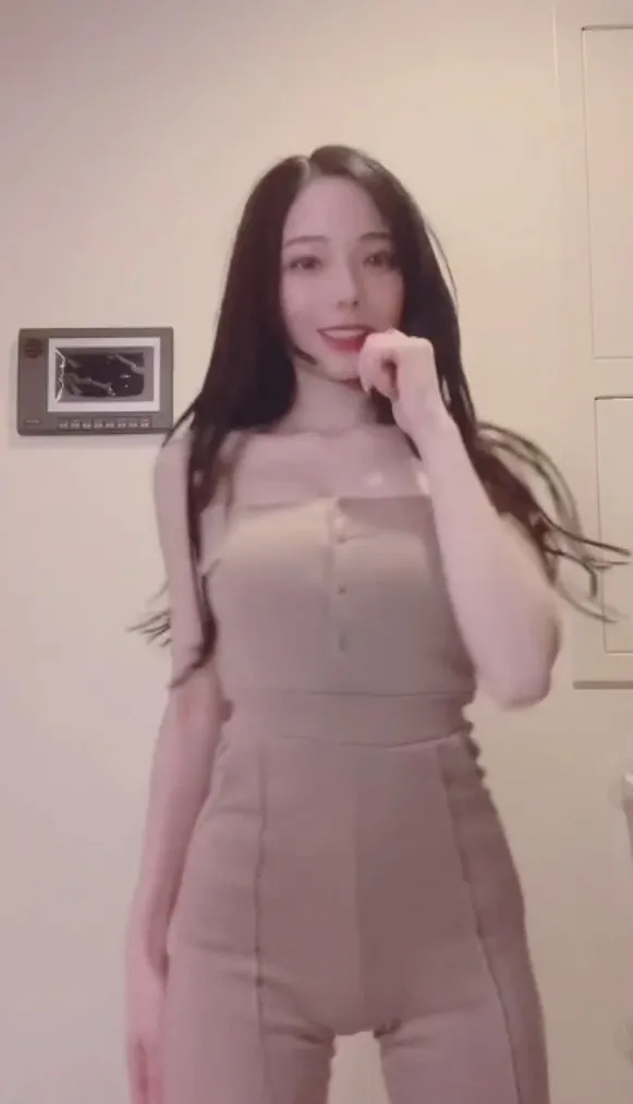 喜歡我的笑容和打扮嗎？。抖音@chu.41431 提供