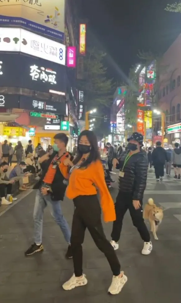 右後方小柴滿臉疑惑，這是在幹嘛？抖音@cc.3739 提供