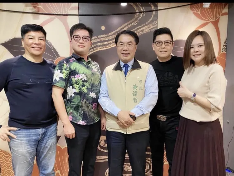 黃偉哲和im.B曾耀鋒(右二)等人合照。翻攝徐巧芯臉書