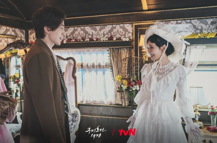 金素妍（右）加入《九尾狐傳1938》，重逢李棟旭立刻求婚。翻攝tvN