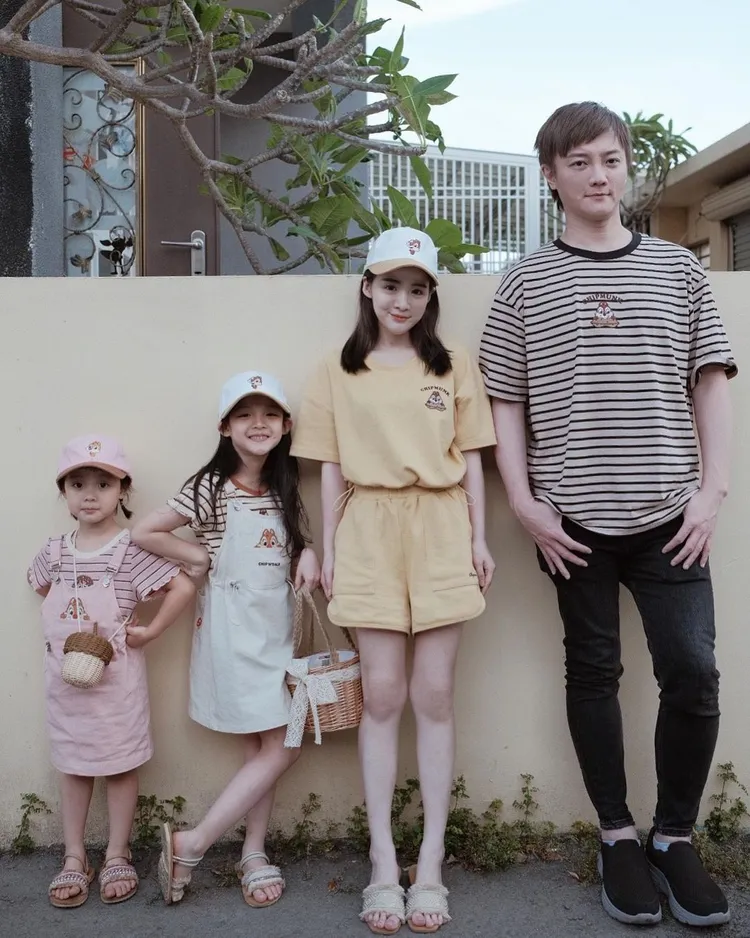 阿沁（右起）和花花育有2個寶貝女兒。翻攝花花IG
