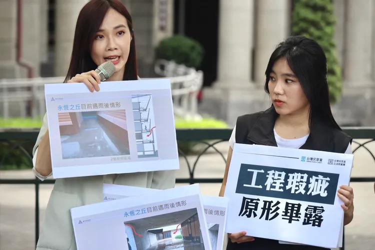 黨團副主任兼發言人楊寶楨秀出「永恆之丘」內部積水照片。林林攝