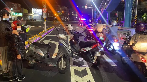 新北女騎士未注意前方已紅燈　煞車不及追撞釀3傷