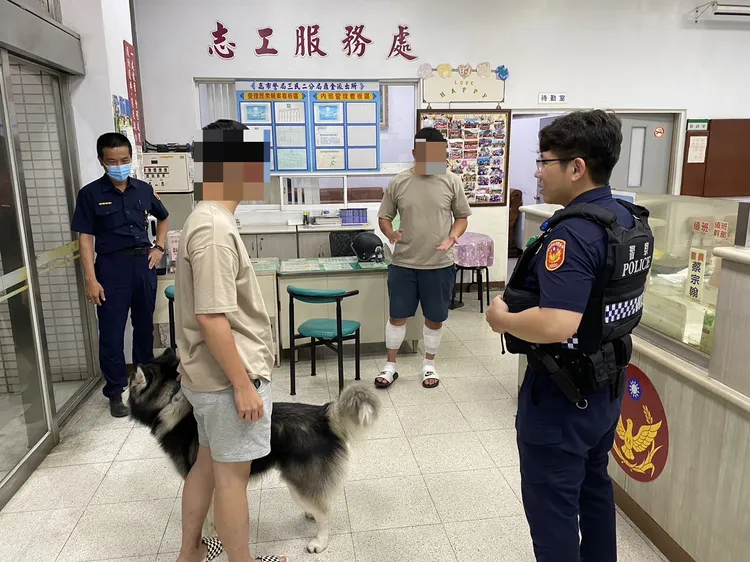 邱姓飼主到派出所領回哈士奇「money」。讀者提供