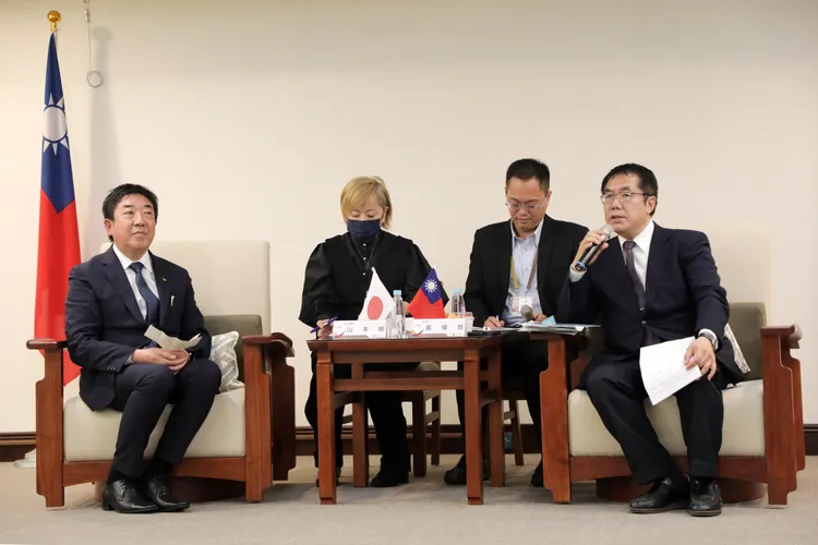 黃偉哲和山本龍商討台南農產品特展事宜。市府提供