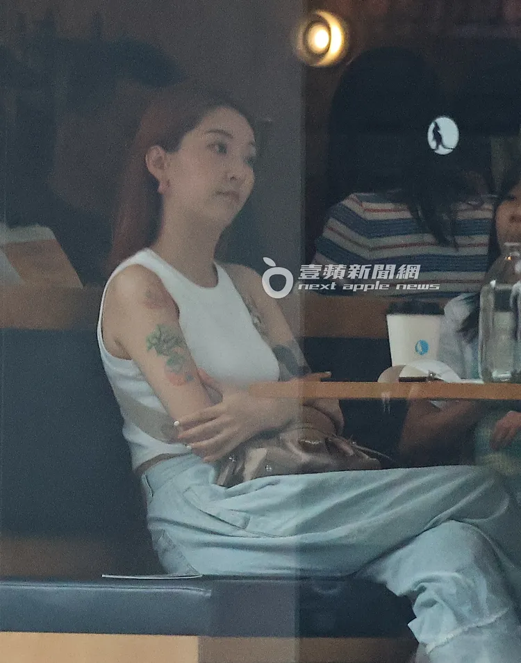 翁馨儀耐心聽著女友人講話。特勤中心攝