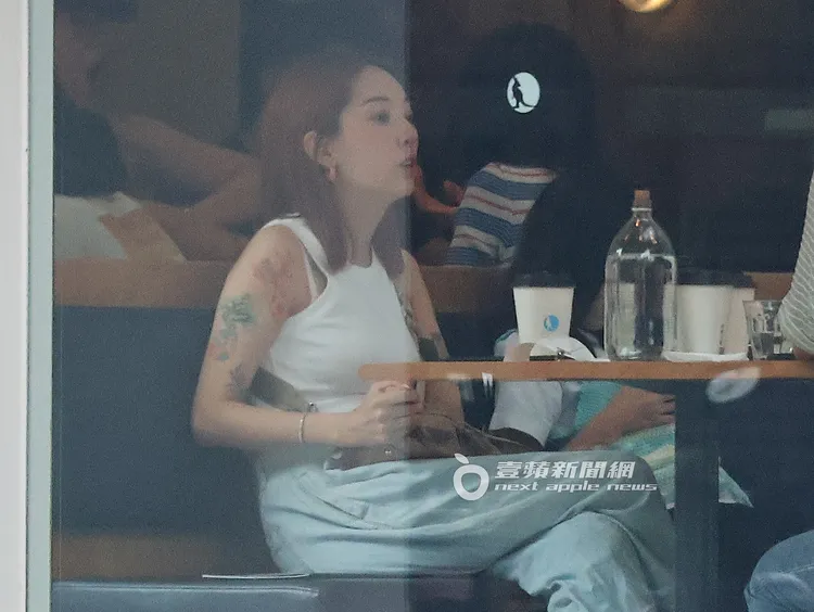 閒暇時刻，翁馨儀滑手機回復重要訊息。特勤中心攝