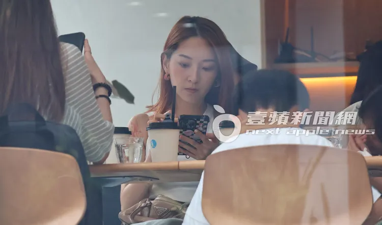 接著翁馨儀又與女友人大開話夾子。特勤中心攝