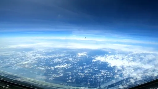 「殲-16震撼尾流」影片!南海上空鬼切 中國媒體諷美軍「碰瓷」