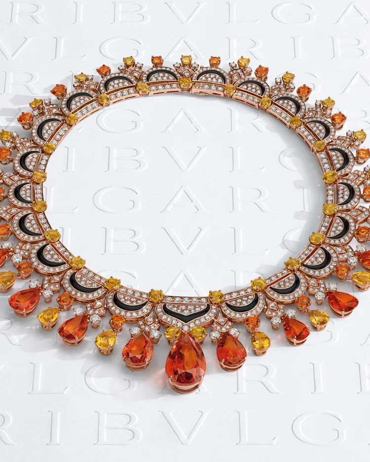Oriental Fantasy東方狂想頂級彩寶與鑽石項鍊，鑲嵌9顆總重約91.38克拉馬達加斯加石榴石。品牌提供