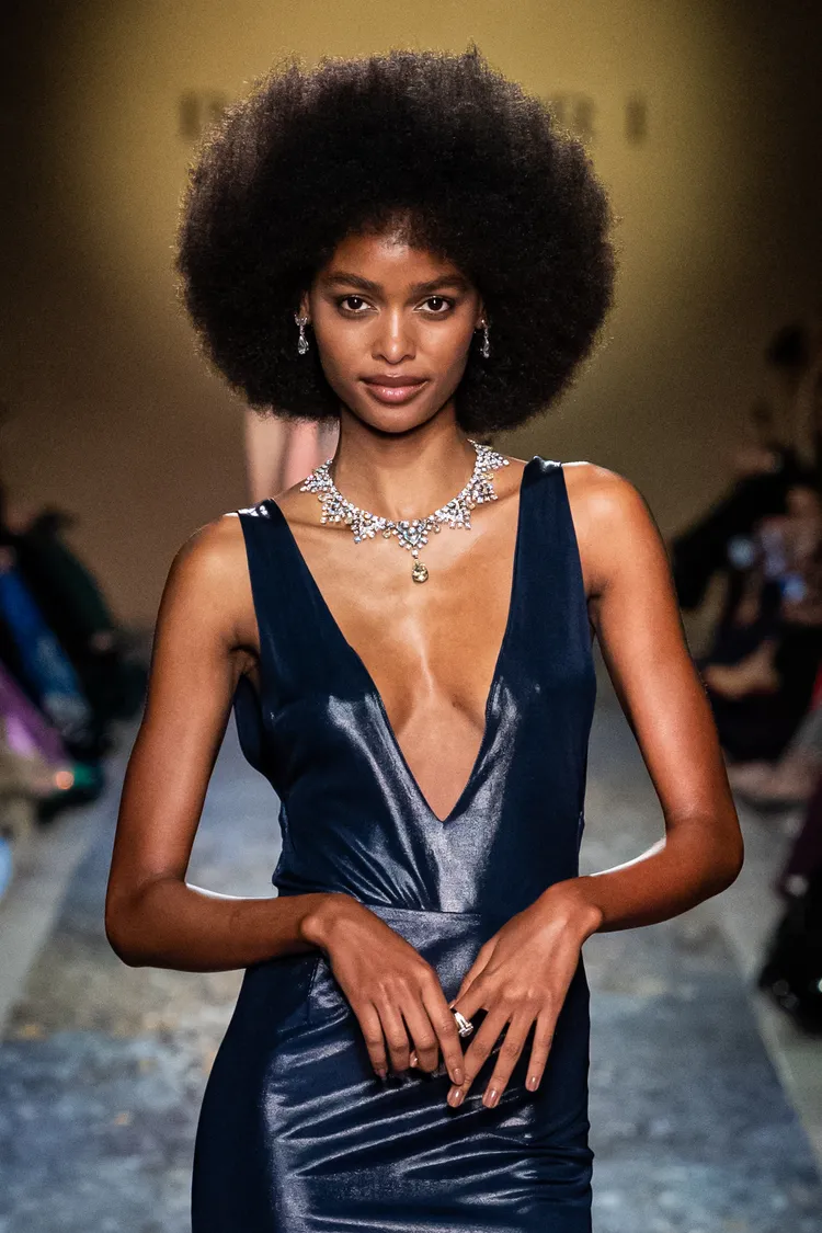 Tribute to Venice致敬威尼斯頂級黃鑽項鍊，鑲嵌重約15.38克拉梨形切割黃鑽。品牌提供