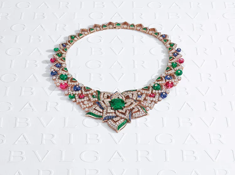 Oriental Buds東方花蓓頂級彩寶與鑽石項鍊，鑲嵌1顆重約13.34克拉古董枕形切割哥倫比亞祖母綠。品牌提供