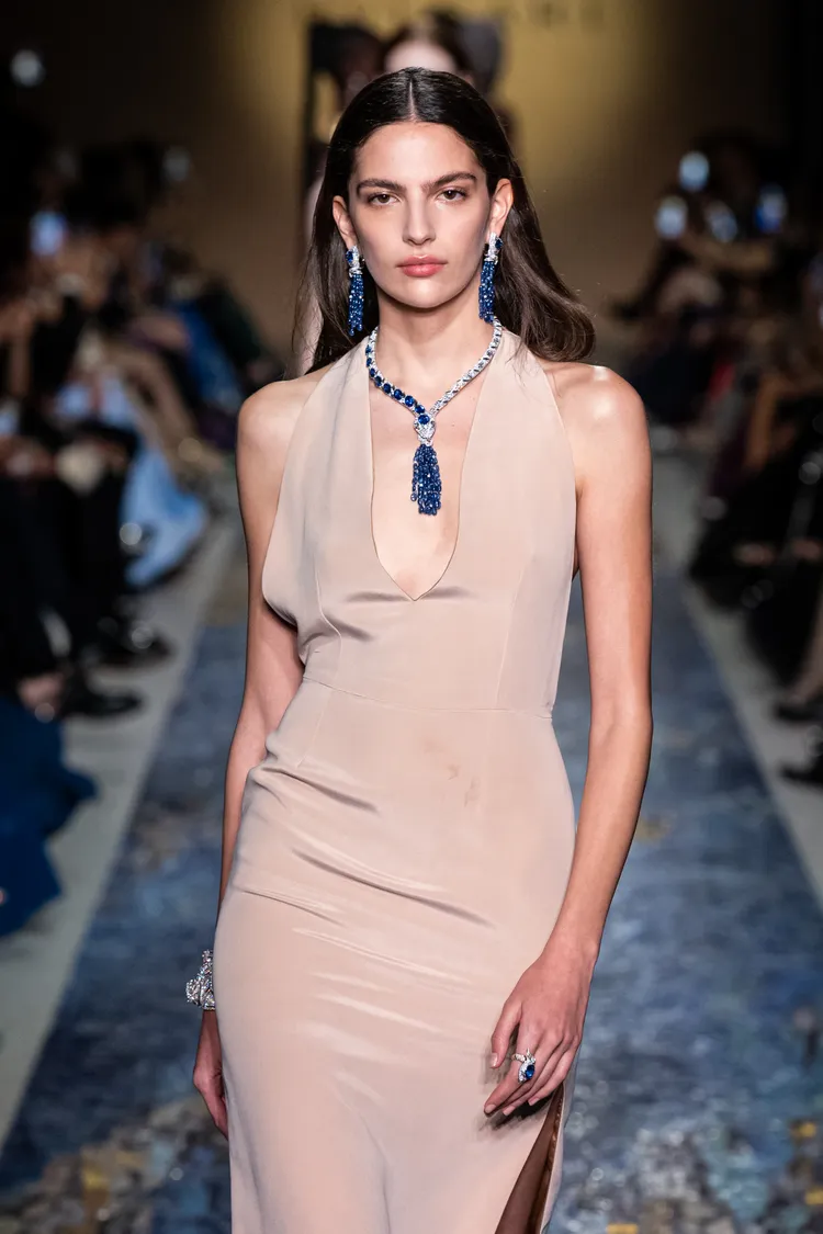 模特兒佩戴以寶格麗標誌性靈蛇圖騰發想Mediterranean Sapphire Serpenti地中海藍寶石靈蛇頂級藍寶石與鑽石項鍊。品牌提供