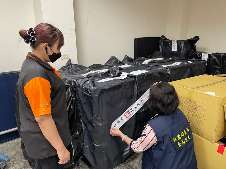 衛生局查扣發霉蛋。桃園市衛生局提供