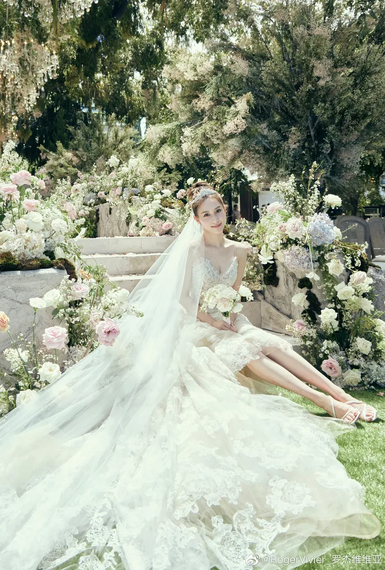賭王千金何超蓮日前腳踏法國鞋履配件品牌Roger Vivier的訂製款婚鞋，完成與男星竇驍的終身大事。翻攝Roger Vivier微博