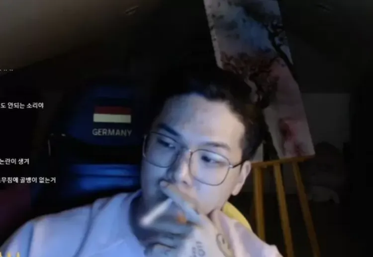 C.A.P在直播中吸菸，遭粉絲制止後罵髒話。翻攝C.A.P YouTube