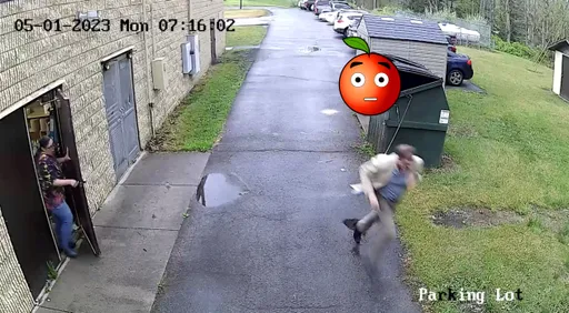 恐怖開箱片！小學垃圾箱中鑽出巨大的牠　校長狂奔逃命