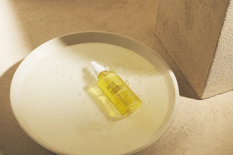 蠟菊精華卸妝油，200ml／1350元。品牌提供