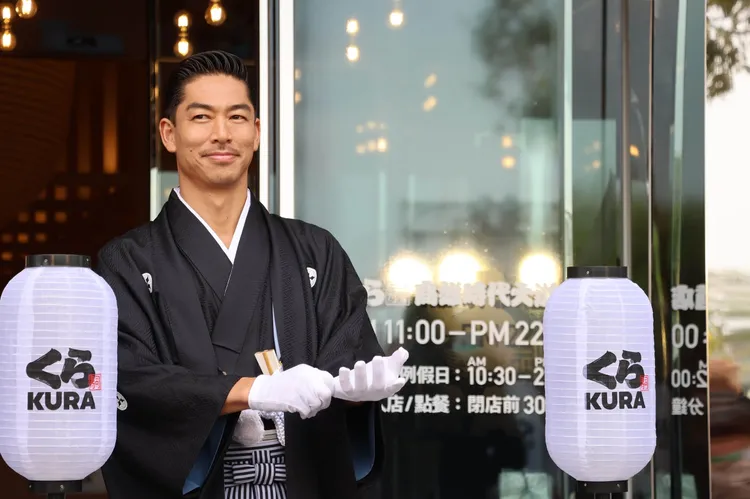 AKIRA擔任剪綵嘉賓，開心體驗吃迴轉壽司。鄭孟晃攝