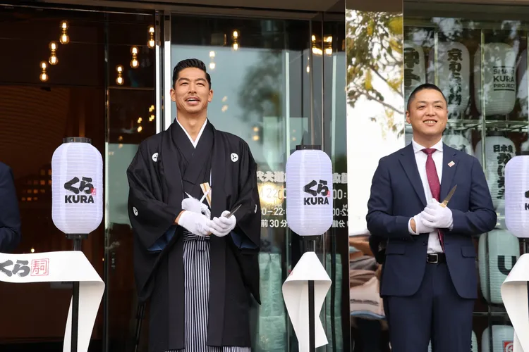 AKIRA（左）和藏壽司董事長西川健太郎一起替旗艦店剪綵。鄭孟晃攝
