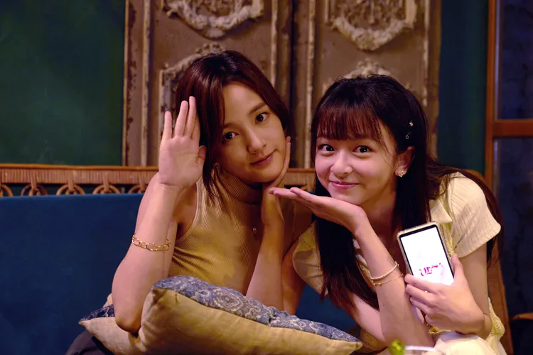 王淨（左）初次見到陳姸霏想賞人家巴掌。大慕影藝、Netflix提供
