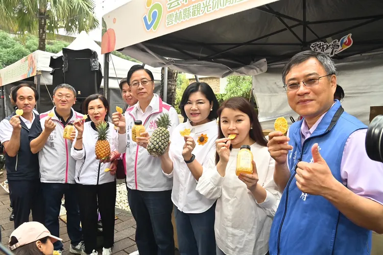 張善政和張麗善攜手推銷當季農產。桃園市府提供