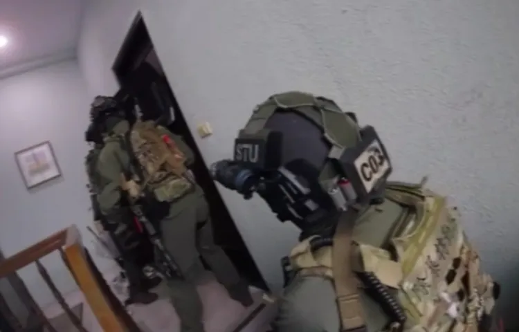 警方攻堅詐騙機房。翻攝畫面