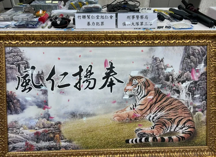 警方查獲暴力討債集團證物。翻攝畫面