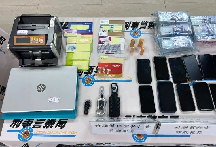 警方查獲詐騙集團證物。翻攝畫面